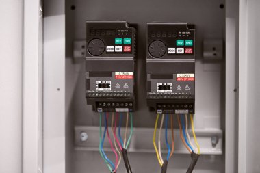 Havalandırma kontrol anahtarı ofiste. Sigorta kutusunda otomatik olarak çalışan elektrik şalteri. Havalandırma hız kontrolü. Odaya temiz hava girsin.