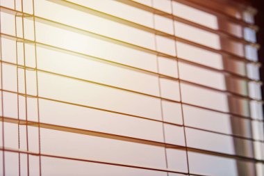 Ofis panjurları. Modern ahşap jalousie. Ofis toplantı odası aydınlatma aralığı kontrolü.