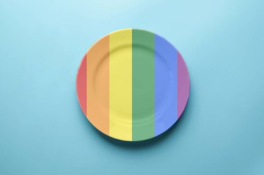 Lgbt bayrak renginde plaka. Gurur bayrağı konsepti. Romantik Lgbt festivali ziyafeti. Kafede yalnız lezbiyen, eşcinsel, biseksüel ya da transseksüel biriyle randevu..