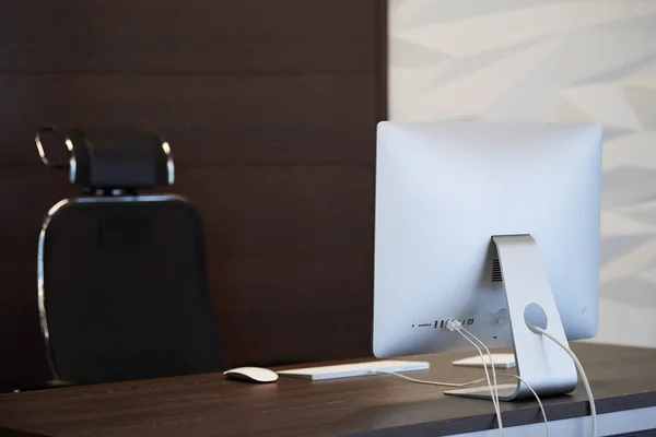 Lugar de trabajo moderno. Oficina de trabajo para el diseñador. Área de escritorio mínima para el trabajo productivo. Concepto de despido . — Foto de Stock