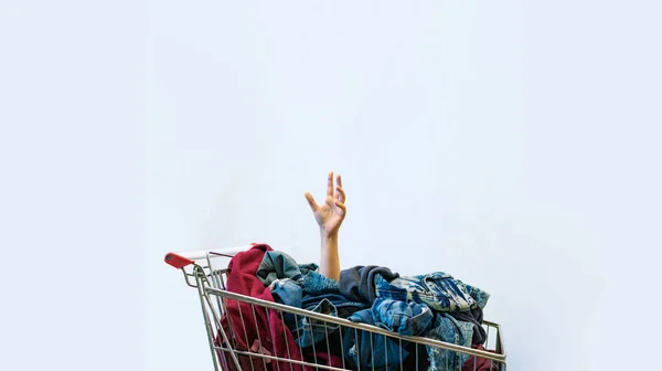 Shopaholic kavramı. Kadın el alışveriş sepeti dışarı sopalarla
