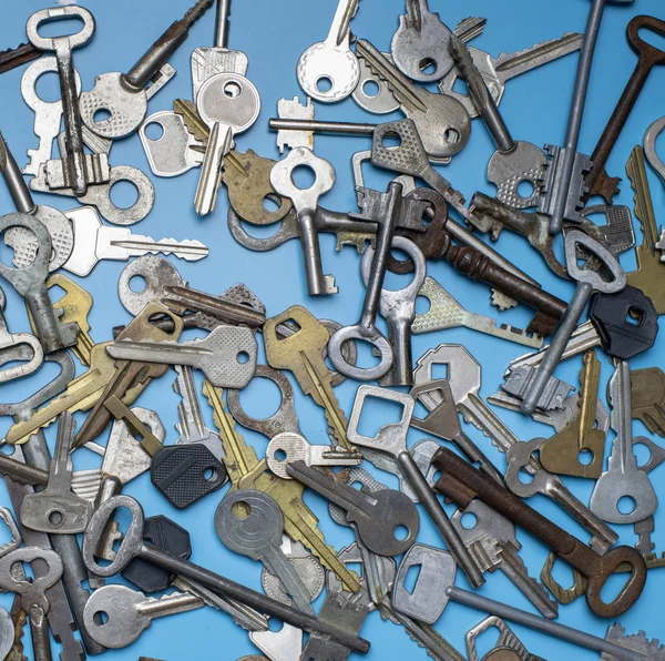 Toetsen ingesteld op blauwe achtergrond. Deurslot sleutels en kluizen voor woningbeveiliging en huis bescherming. Verschillende antieke en nieuwe soorten sleutels. — Stockfoto