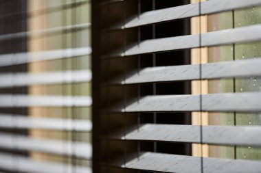 Ofis panjurları. Modern ahşap jalousie. Ofis toplantı odası aydınlatma aralığı kontrolü.