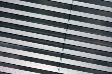 Ofis panjurları. Modern ahşap jalousie. Ofis toplantı odası aydınlatma aralığı kontrolü.