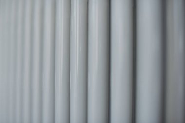 Isıtma radyatör ofiste, yakın. Beyaz ısı eşanjörleri. Demir alüminyum buhar radyatör. Boru deseni.