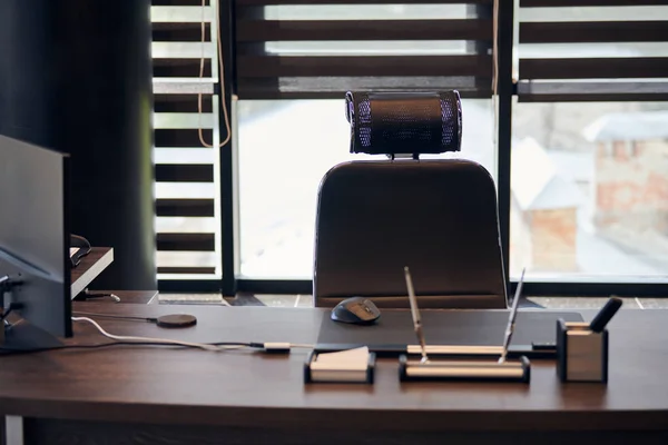 Lieu de travail du bureau. Lumière du soleil sur le lieu de travail pour le chef, le patron ou d'autres employés. Table et chaise confortable. Lumière à travers les stores à moitié ouverts — Photo