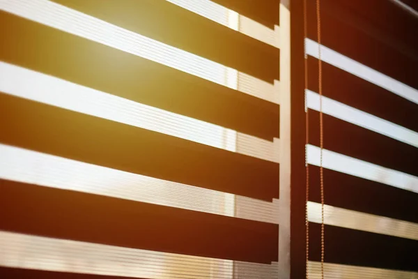사무실 블라인드. 태양빛은 현대적 인 직물 블라인드를 통과 합니다. 사무실 집 결실 조명 범위 제어. — 스톡 사진