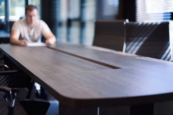 Dipendente nella sala conferenze dell'ufficio. Manager a tavola nella moderna sala riunioni per trattative commerciali e riunioni di lavoro. Intervista con un nuovo dipendente . — Foto Stock