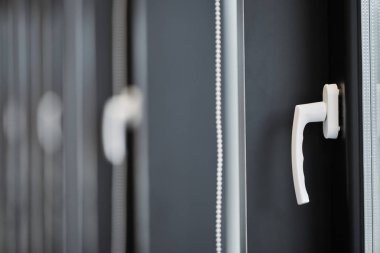 Ofis binasının pencereleri. Saplı modern pencereler. Yeni dairede sıra sıra pencereler.
