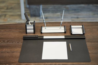 Kırtasiyeli ofis işyeri. Patron, şef, yönetici ya da modern ofisteki şirket müdürü. Rahat çalışma masası ve deri bilgisayar koltuğu..