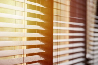 Ofis panjurları. Modern ahşap jalousie. Ofis toplantı odası aydınlatma aralığı kontrolü.