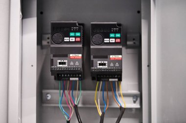 Havalandırma kontrol anahtarı ofiste. Sigorta kutusunda otomatik olarak çalışan elektrik şalteri. Havalandırma hız kontrolü. Odaya temiz hava girsin.