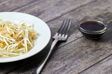 Mung fasulyesi lahanası tabakta. Çiğ organik sağlıklı gıda. Doğu Asya'da geleneksel sebze yemeği.