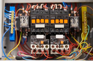 Devre kesicisi şalter kutusunda. Voltaj kontrol santrali. Ev veya ofis elektrik voltajını kontrol etmek için dağıtım panosu.