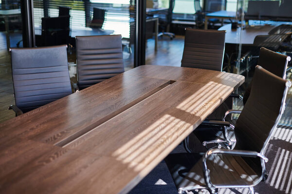 Конференц-зал в офисе. Современный конференц-зал для деловых переговоров и деловых встреч. Зал заседаний
