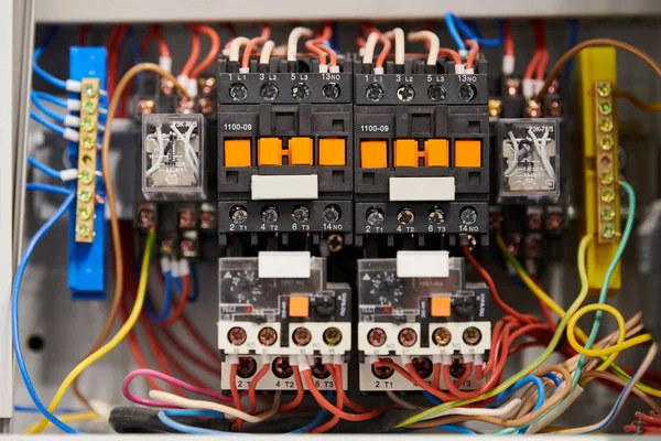 Disyuntor en la caja de interruptores. Cuadro de distribución de tensión de control. Tablero de distribución para control de voltaje eléctrico en casa u oficina . —  Fotos de Stock