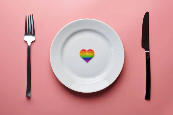 Coração em cores de bandeira LGBT em placa. Romântico gay namoro no café ou restaurante. Esperando por convidados LGBT especiais para o banquete de casamento . — Fotografia de Stock
