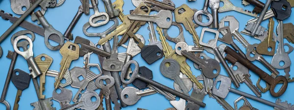 Tasten auf blauem Hintergrund. Türschlossschlüssel und Tresore zur Objektsicherung und zum Hausschutz. verschiedene antike und neue Arten von Schlüsseln. — Stockfoto