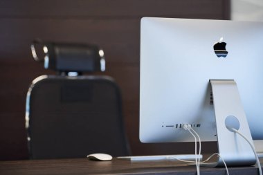 Apple imac bilgisayarlı modern bir iş yeri. Tasarımcılar için ofis işi yeri. Üretken işler için en düşük masaüstü alanı. İşten çıkarma kavramı - 2019.07.07 - Rusya, Nizhny Novgorod.