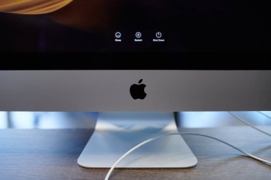 Apple imac bilgisayarlı modern bir iş yeri. Tasarımcılar için ofis işi yeri. Üretken işler için en düşük masaüstü alanı. İşten çıkarma kavramı - 2019.07.07 - Rusya, Nizhny Novgorod.