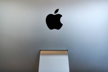 Apple imac modern bilgisayar. Apple logosu monitörde, işyerinde. Yeni donanım - 2019.07.07 - Rusya, Nizhny Novgorod.