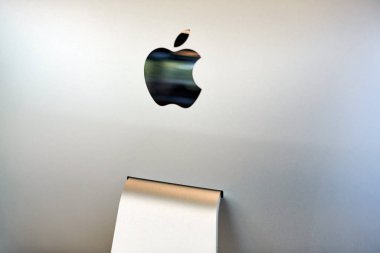 Apple imac modern bilgisayar. Apple logosu monitörde, işyerinde. Yeni donanım - 2019.07.07 - Rusya, Nizhny Novgorod.