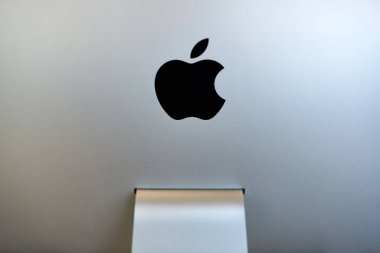 Apple imac modern bilgisayar. Apple logosu monitörde, işyeri 