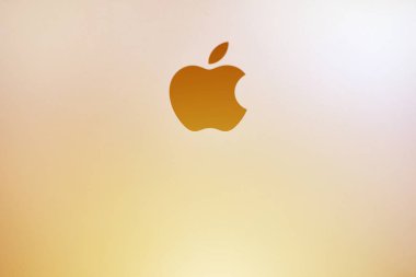 Apple imac modern bilgisayar. Apple logosu monitörde, işyeri 