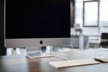 Apple imac bilgisayarlı modern bir iş yeri. Tasarımcılar için ofis işi yeri. Üretken işler için en düşük masaüstü alanı. İşten çıkarma kavramı - 2019.07.07 - Rusya, Nizhny Novgorod.
