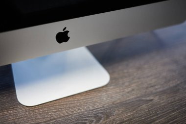 Apple imac modern bilgisayar. Apple logosu monitörde, işyerinde. Yeni donanım - 2019.07.07 - Rusya, Nizhny Novgorod.