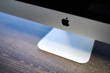 Apple imac modern bilgisayar. Apple logosu monitörde, işyerinde. Yeni donanım - 2019.07.07 - Rusya, Nizhny Novgorod.