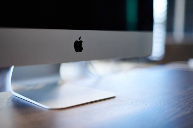 Apple imac modern bilgisayar. Apple logosu monitörde, işyerinde. Yeni donanım - 2019.07.07 - Rusya, Nizhny Novgorod.