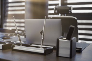 Modern ofis işyeri. İş yerinde şef, patron ya da diğer çalışanlar için iş bilgisayarı var. Defter çalışma masasında. Açık panjurların yarısından geçen ışık - 2019.07.07 - Rusya, Nizhny Novgorod