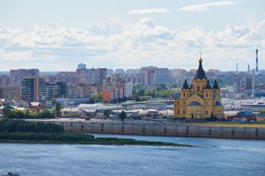 Rusya, Nizhny Novogorod - 07.07.2019 - Stadyum ve nehir kenarındaki ortodoks kilisesi. Futbol Dünya Kupası için stadyum. Nizhny Novgorod 'un tükürüğü