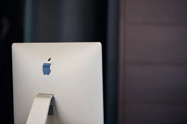 Apple imac nowoczesny komputer. Apple logo na monitorze, miejsce pracy w biurze. Nowy sprzęt sprzętowy - 2019.07.07 - Rosja, Niżny Nowogród. — Zdjęcie stockowe