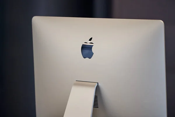 애플 iMac 현대 컴퓨터입니다. 모니터 상의 애플 로고, 직장의 애플 로고, — 스톡 사진