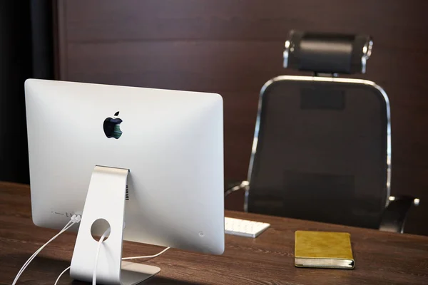 Moderner Arbeitsplatz mit Apple imac Computer. Büroarbeitsplatz für — Stockfoto