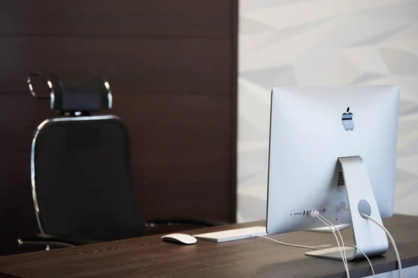 Lieu de travail moderne avec ordinateur Apple iMac. Lieu de travail de bureau pour designer. Surface de bureau minimale pour un travail productif. Concept de licenciement - 2019.07.07 - Russie, Nijni Novgorod . — Photo