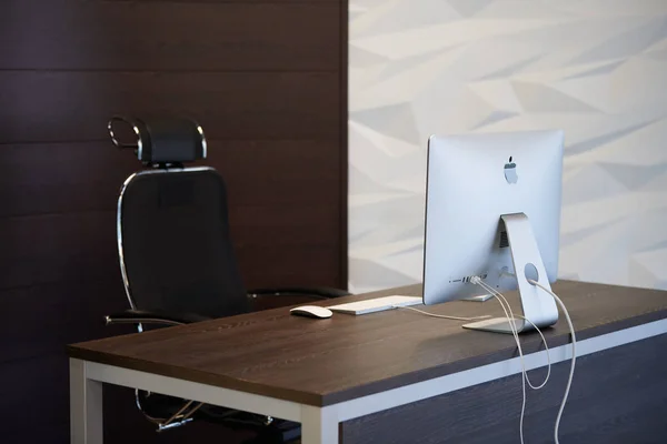 Moderner Arbeitsplatz mit Apple imac Computer. Büroarbeitsplatz für Designer. minimaler Desktop-Bereich für produktive Arbeit. Kündigungskonzept - 2019.07.07 - russland, nizhny novgorod. — Stockfoto