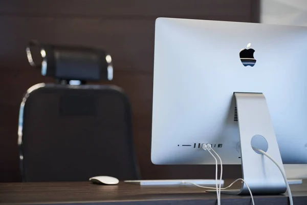 Современные рабочие места с компьютером Apple iMac. Рабочее место в офисе для — стоковое фото