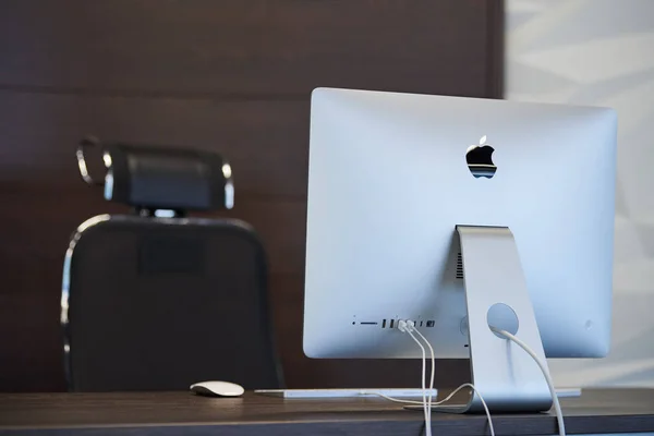 Lieu de travail moderne avec ordinateur Apple iMac. Lieu de travail de bureau pour designer. Surface de bureau minimale pour un travail productif. Concept de licenciement - 2019.07.07 - Russie, Nijni Novgorod . — Photo