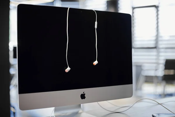 Ακουστικά και οθόνη υπολογιστή στο χώρο εργασίας. Εργασία με ήχο — Φωτογραφία Αρχείου