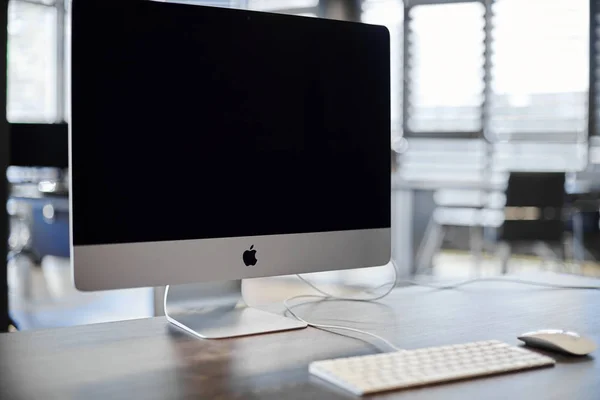 Moderner Arbeitsplatz mit Apple imac Computer. Büroarbeitsplatz für Designer. minimaler Desktop-Bereich für produktive Arbeit. Kündigungskonzept - 2019.07.07 - russland, nizhny novgorod. — Stockfoto