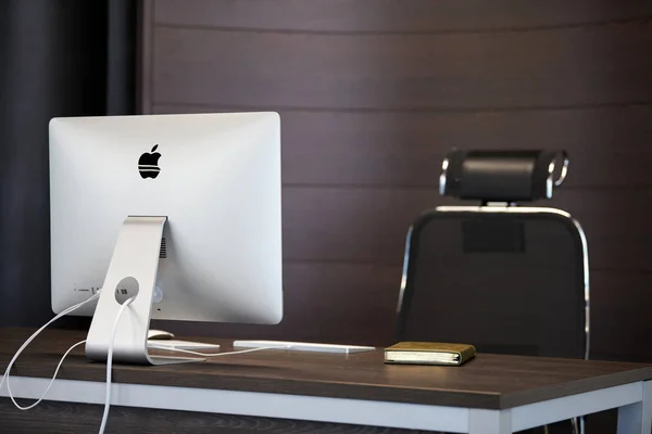 Современные рабочие места с компьютером Apple iMac. Рабочее место в офисе для — стоковое фото