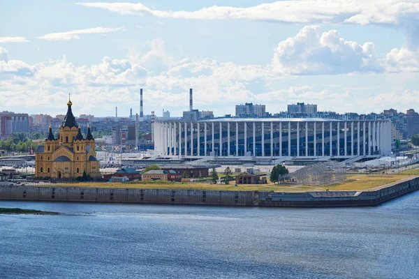 Rusia, Nizhny Novogorod - 07.07.2019 - Estadio e iglesia ortodoxa cerca del río. Estadio para la Copa del Mundo de fútbol. Escupir de Nizhny Novgorod — Foto de Stock