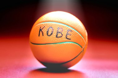 Kobe metin ile basketbol topu