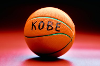 Kobe metin ile basketbol topu