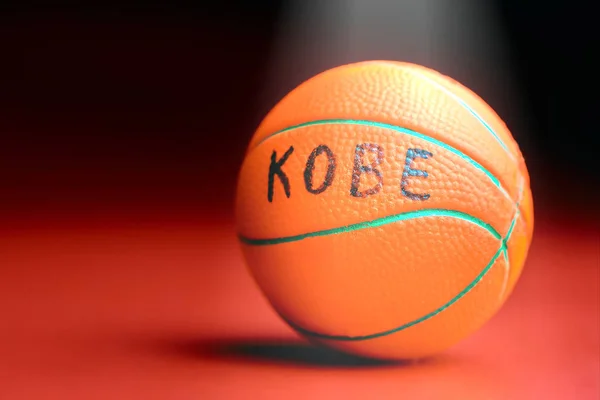 Μπάλα μπάσκετ με κείμενο Kobe — Φωτογραφία Αρχείου