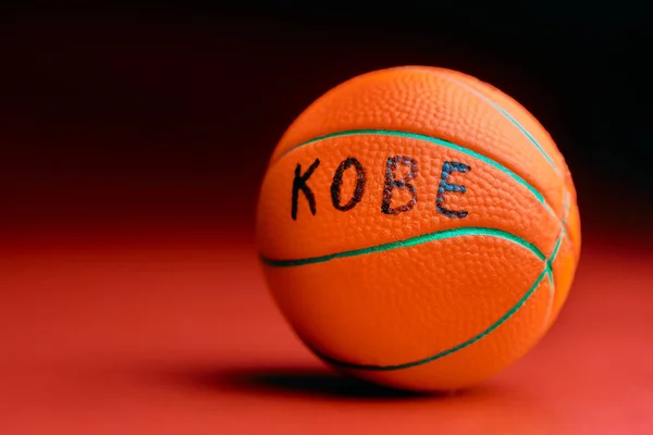 Basketbal met Kobe tekst — Stockfoto