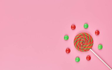 Tatlı lolipop ve şeker pembe arka planda